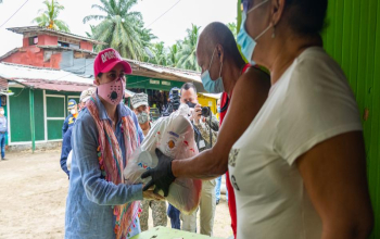 Mercados de la solidaridad siguen llegando a las familias vulnerables